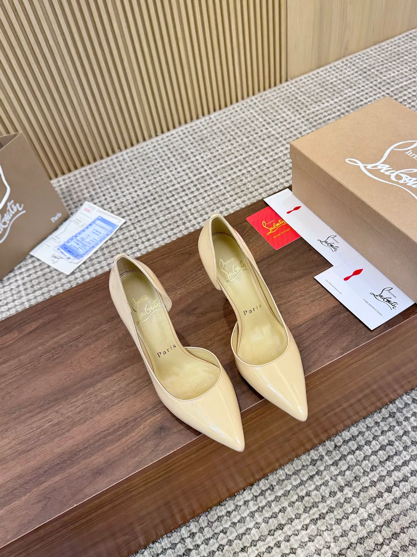 💕💕Factory direct selling price p440💕💕 Genuine leather sole +40 shipped all year round💝Christian Louboutin CL👠 "Imported cow patent leather💎Side hollow series" noble and luxurious, real blingbling👟👟 real materials, all customized by the pattern maker, and the materials are made of original customized materials to achieve the taste of the original 5 color options💍 Upper: Imported 👉cow patent leather💪 Lining: Sheepskin foot pad/lining Size: 34-40.41.42 Heel height: two options: 10.5cm and 8.5cm